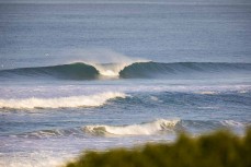 Clean empty winter swell at St KIlda, Dunedin, New Zealand.Credit: www.boxoflight.com/Derek Morrison