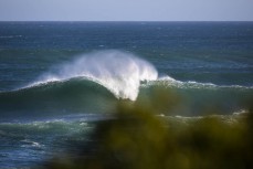 Empty waves at Blackhead, Dunedin, New Zealand.
Credit: www.boxoflight.com/Derek Morrison