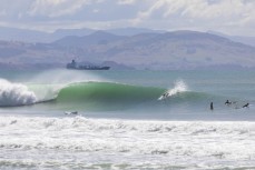 Fun waves at Aramoana, Dunedin, New Zealand.
Credit: www.boxoflight.com/Derek Morrison