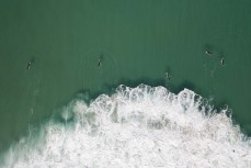 Coronavirus 2m distancing in late autumn waves at Blackhead, Dunedin, New Zealand.
Credit: www.boxoflight.com/Derek Morrison