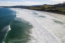 Waves breaking near Dunedin, New Zealand.
Credit: www.boxoflight.com/Derek Morrison