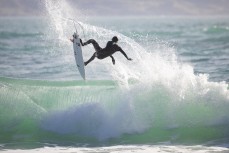 Andy looks for a landing as a fun swell wraps into the North Coast, Dunedin, New Zealand.Credit: www.boxoflight.com/Derek Morrison