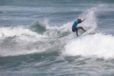 Bailey Pearce using some local knowledge at the 2021 South Island Grom Series opener, sponsored by Esplanade Surf School and held at St Clair, Dunedin, New Zealand. December 12, 2020. 
Credit: www.boxoflight.com/Derek Morrison