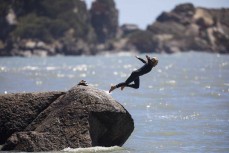 Keo Morrison airbourne at Tauranga Bay, Westport, West Coast, New Zealand.
Credit: www.boxoflight.com/Derek Morrison