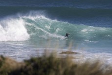 Jake Owen rides a solid wave at Blaclhead, Dunedin, New Zealand.Credit: www.boxoflight.com/Derek Morrison
