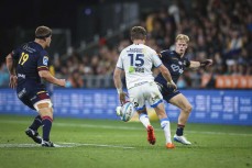 Highlanders' Finn Hurley intercepts a kick by Blues player Beauden Barrett during the Highlanders vs Blues Super Rugby Pacific at Forsyth Barr Stadium, Dunedin, New Zealand. 22 February 2025. Credit: Derek Morrison / www.photosport.nz